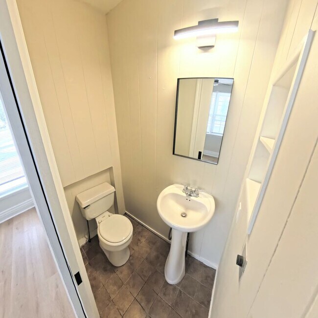 Building Photo - 510 S Washington St