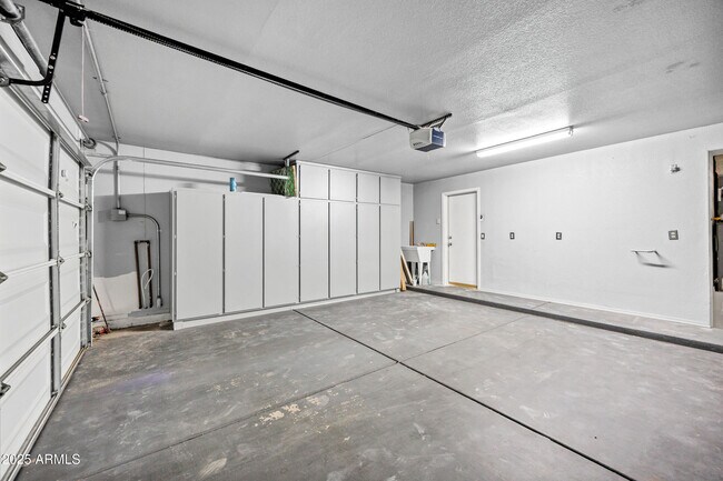Building Photo - 2399 S Walnut Dr