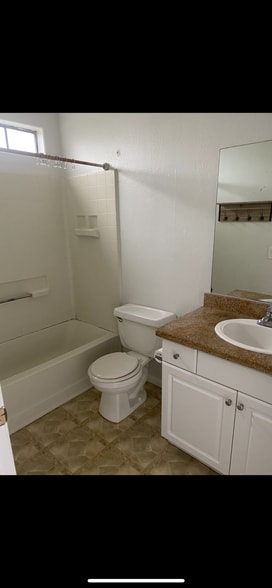 Main bathroom - 3508 Paseo De Los Americanos