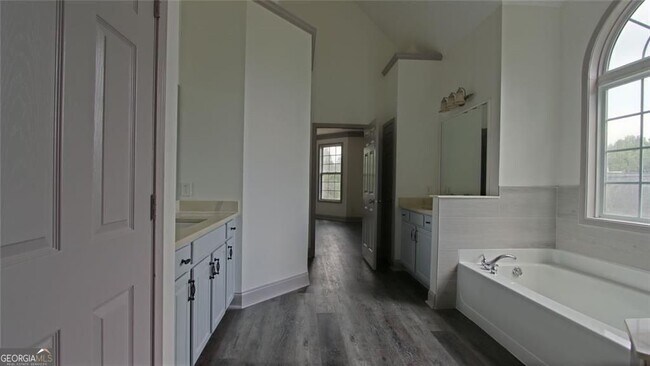 Building Photo - 9195 Hannahs Crossing Dr