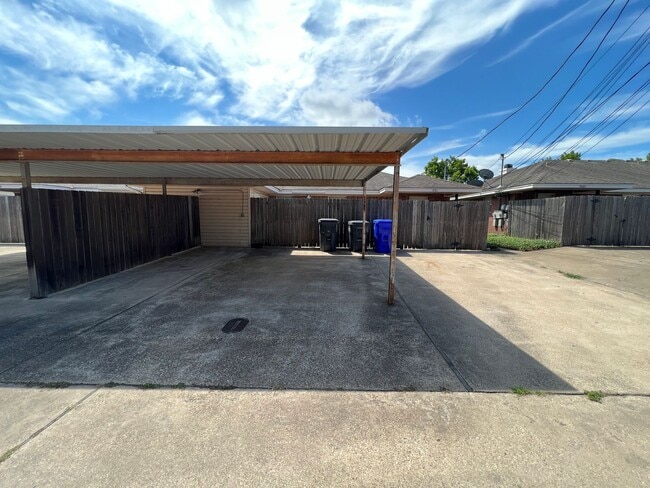 Building Photo - Duplex *LEASING SPECIAL AVAILABLE*