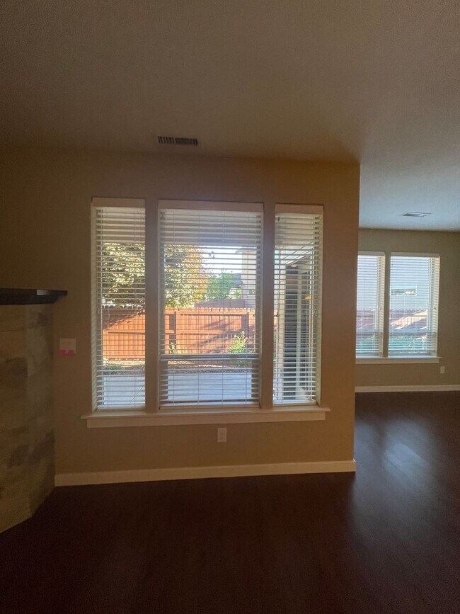 Building Photo - Beautiful Home with lots of upgrades