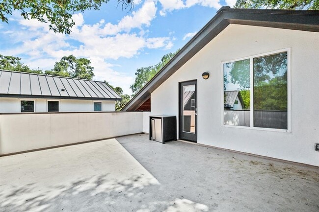 Building Photo - 2810 Oak Springs Dr