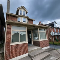 Building Photo - This beautifully remodeled single-family r...