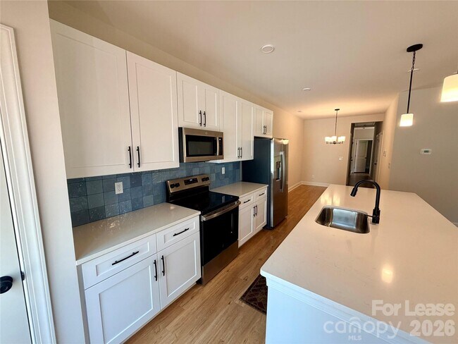 Building Photo - 525 N Linwood Ave