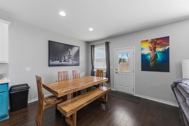 Building Photo - 2009 Los Olivios Wy