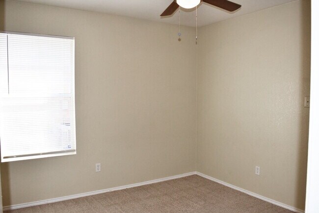 Building Photo - "Great 3-2-2 Home with Open Floor Plan and Spacious Backyard!"