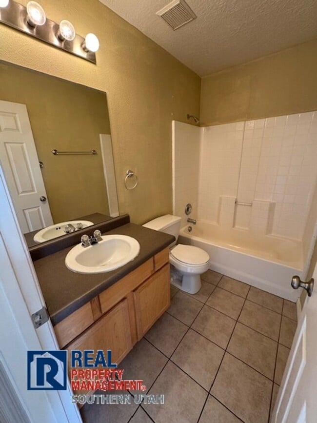 Building Photo - Spacious Townhome in Hidden Valley