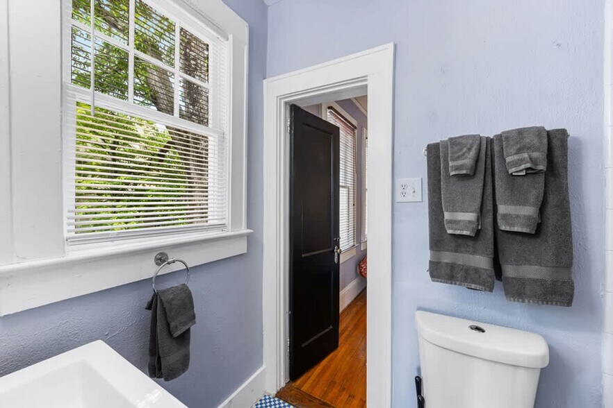 Building Photo - 500 Queens Rd