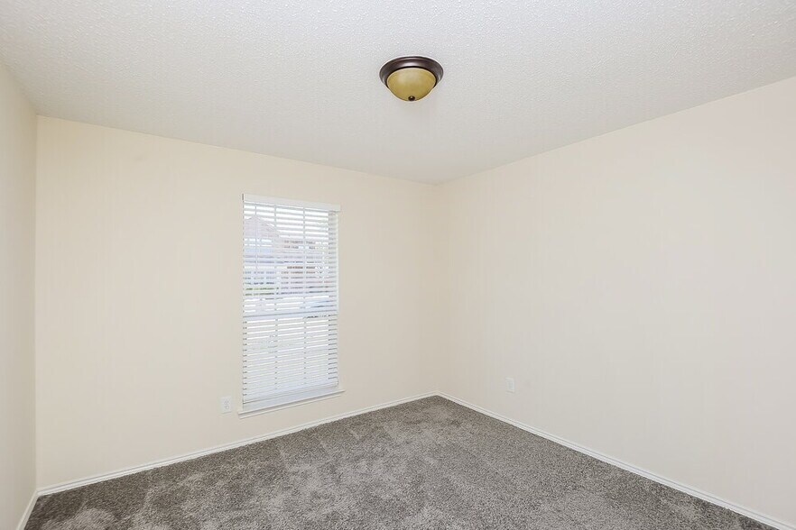 Building Photo - 720 Duke Dr