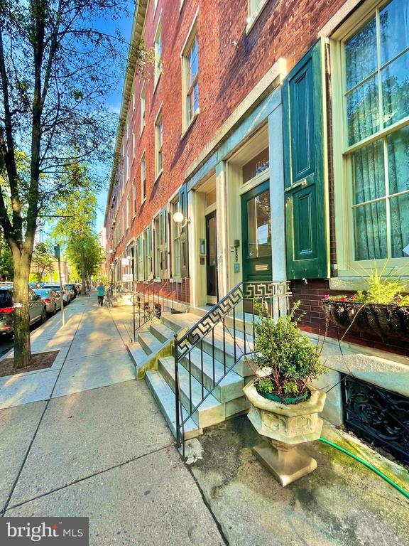 Building Photo - 1716 Pine St