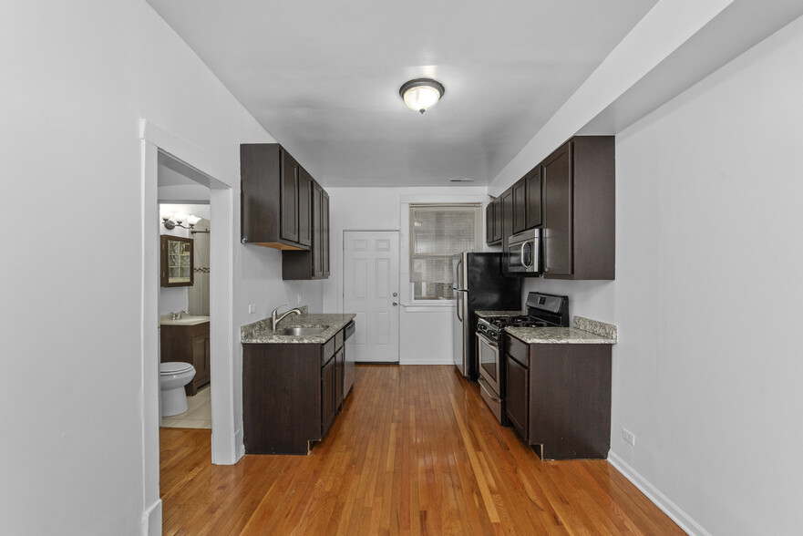 Building Photo - 3751 W Sunnyside Ave