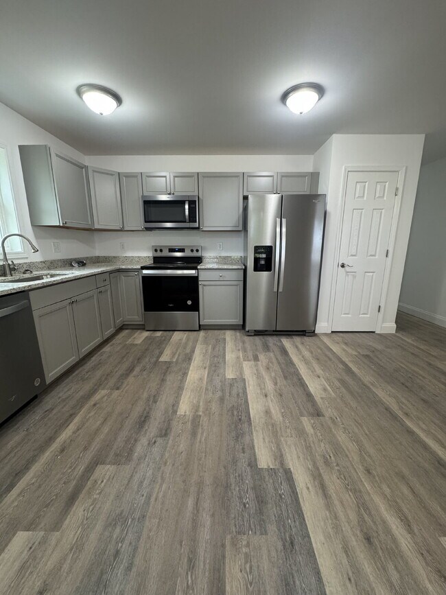 Building Photo - "Charming 3-Bedroom Retreat with 2 Full Ba...