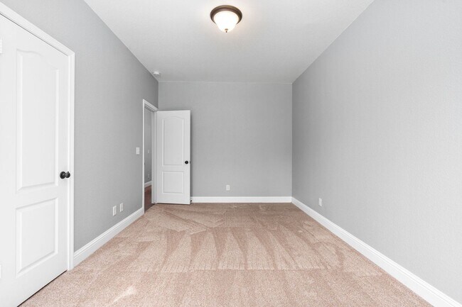 Building Photo - Gorgeous 3 bd. & 2 bath Home with a pool i...