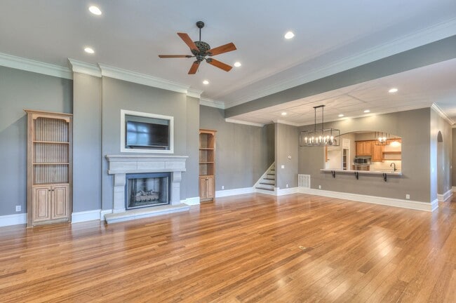Building Photo - Stunning Executive Townhome in the Heart o...