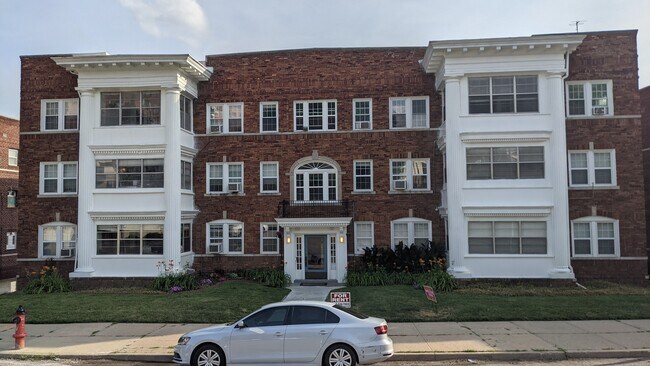 Building Photo - 131 E 46th St
