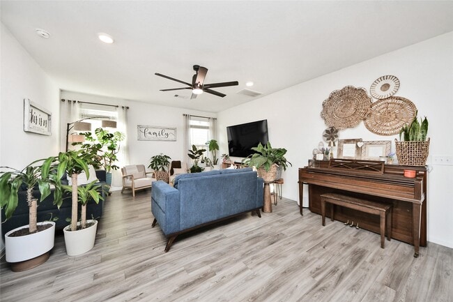 Building Photo - 25928 Chicory Dr