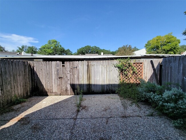 Building Photo - 13168 Trail Hollow Dr