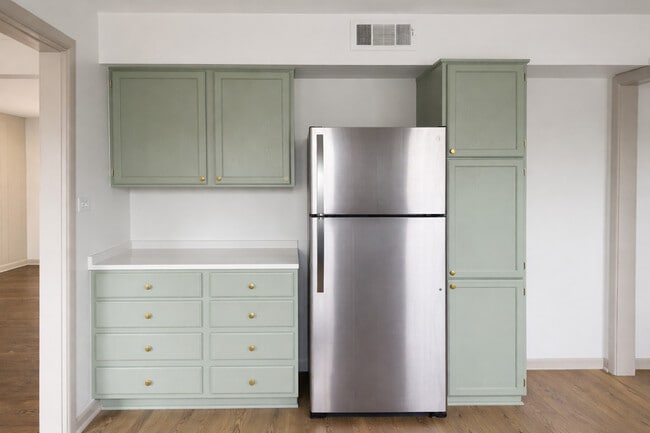 Building Photo - 933 College Ave