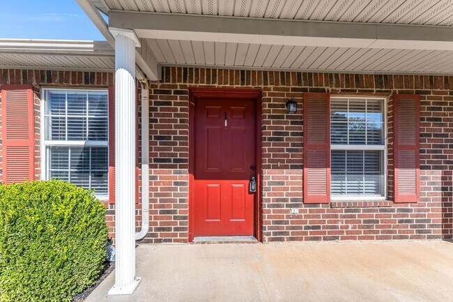 Building Photo - 3300 SW Landau Ct