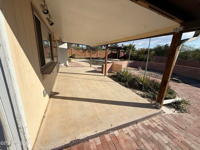 Building Photo - 625 N Brown Ave