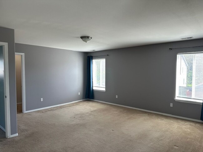 Building Photo - Beautiful Family home