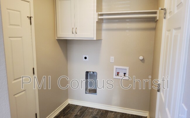 Building Photo - 2934 Carver Dr