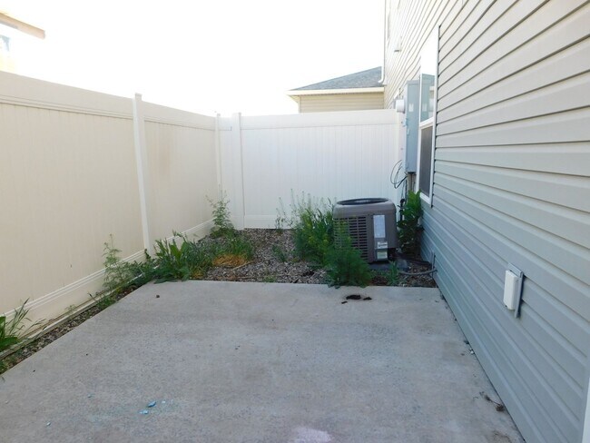 Building Photo - Condo Close to Shopping