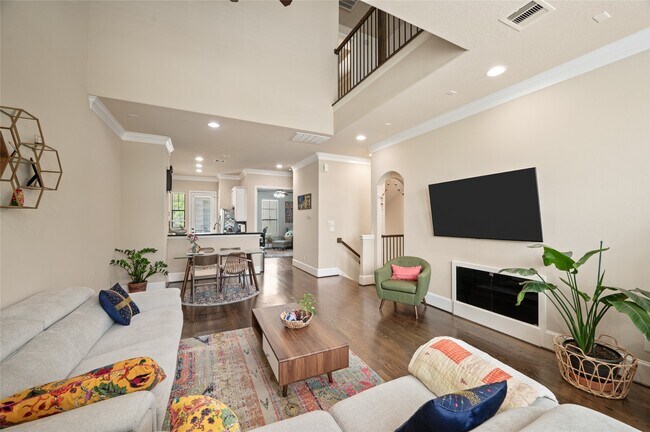 Building Photo - 1114 W 25th St