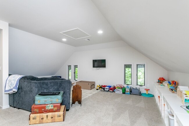 Building Photo - 5 Bed 3 Bath Home