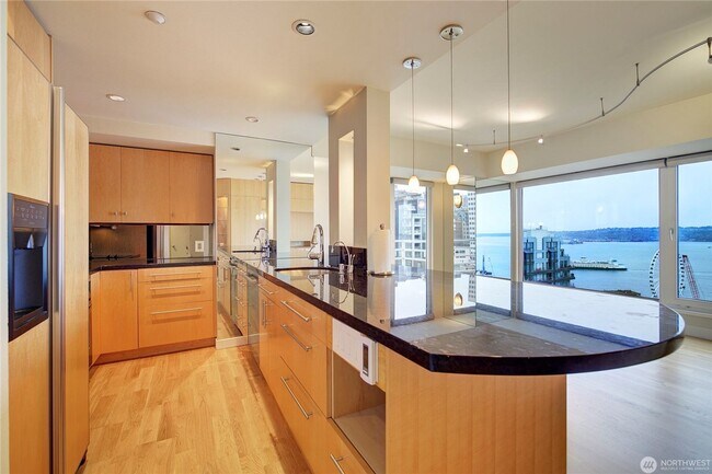 Building Photo - 2Bd/1.75Ba Seattle Condo