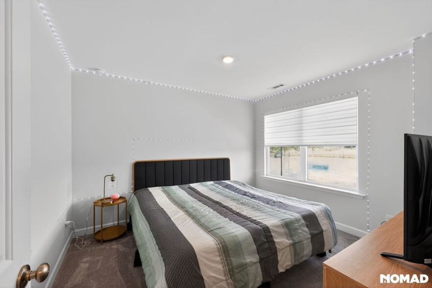 Building Photo - 18 S Maple Walk Dr