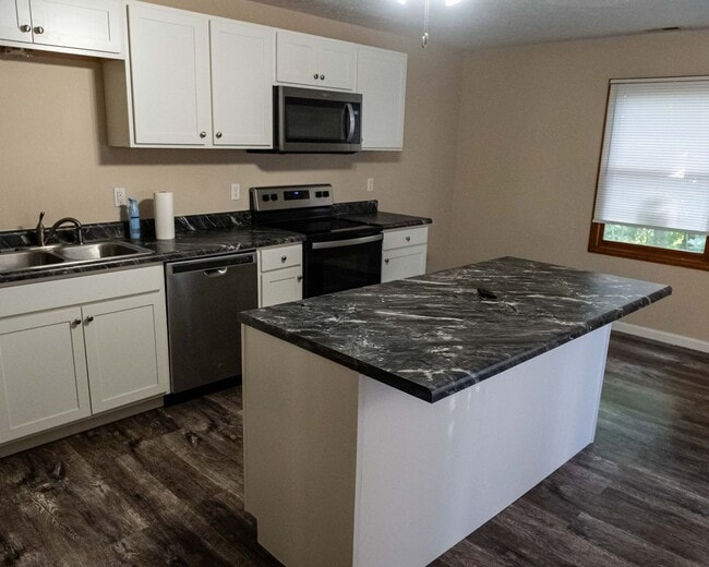 Building Photo - 423 S Park Square Dr