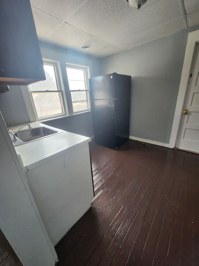 Building Photo - Upper 2 bedroom apartment