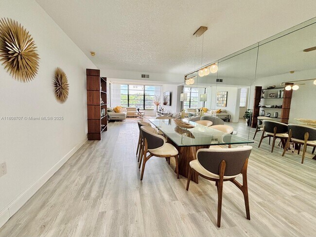 Building Photo - 1528 Whitehall Dr