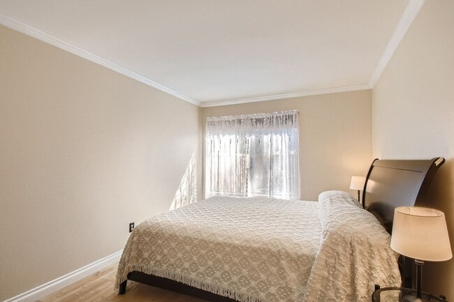 Building Photo - 2 Bedroom 1 Bath - Single Level Townhome Available mid June