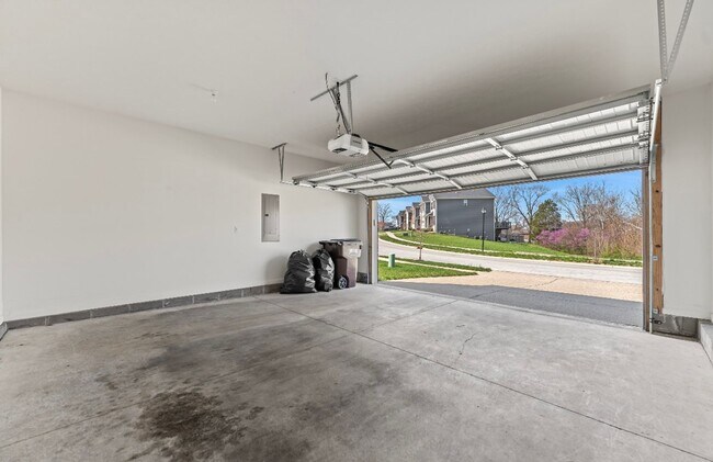 Building Photo - 4-Bedroom with Fenced Yard