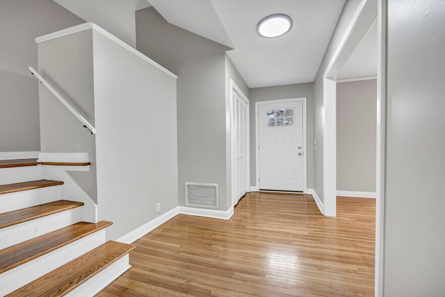 Building Photo - 842 Delverton Rd