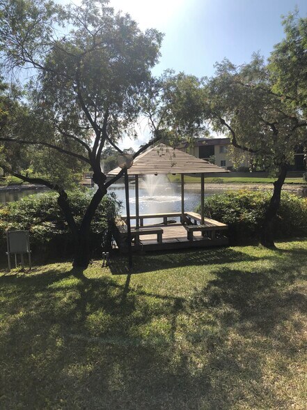 Building Photo - 866 SW 9th Street Cir