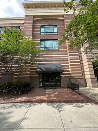 Building Photo - Modern condo  in the center of shopping , restaurants and entertainment venues.