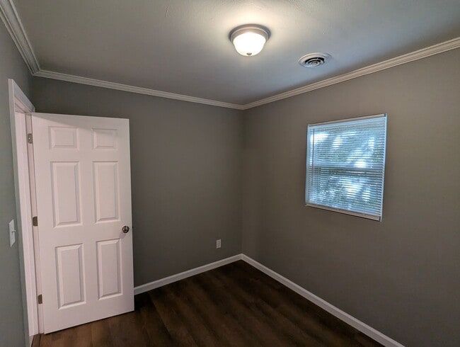 Building Photo - Out of the way 3 Bedroom