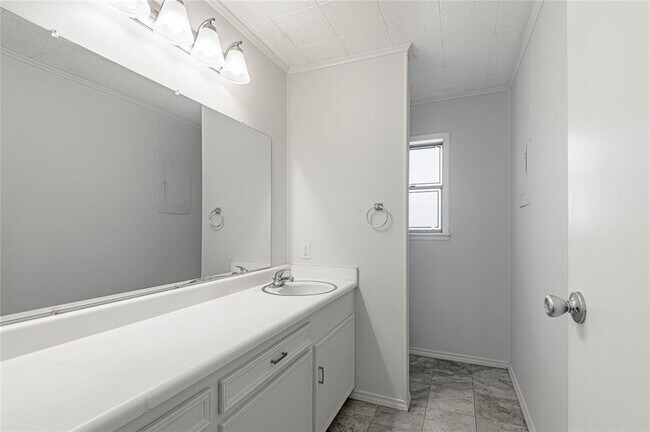 Building Photo - 2800 Lake Rd