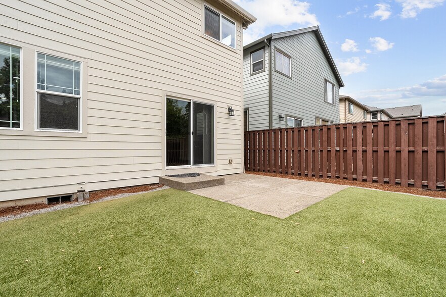 Building Photo - 28616 Greenway Dr