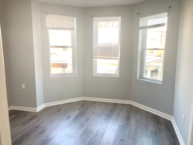 Building Photo - Move-In Ready 3BR Townhome Near Parks, Cafés & Transit