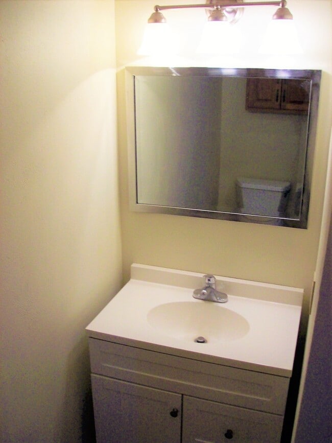 Building Photo - Great updated 4 bedroom 2.5 bath home, 2 c...