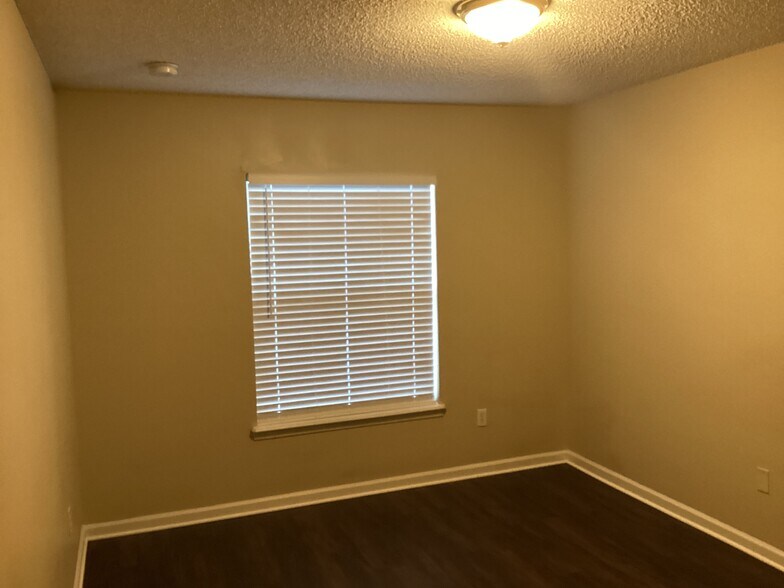 Building Photo - 6410 Blue Leaf Ln