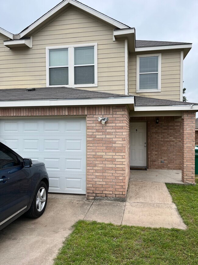 Building Photo - 702 Claremont Pky