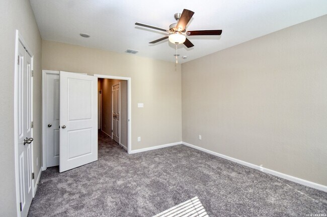 Building Photo - 6214 Oakland Ridge Unit 101
