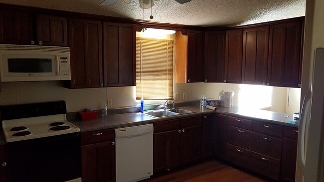 Building Photo - 4 bd, 2.75 ba N Columbia, 2nd living room ...