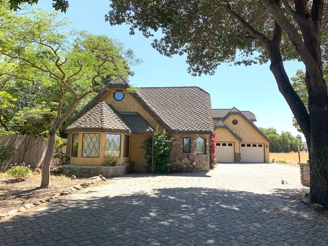 Building Photo - 2 Bedroom Country Home in Hollister
